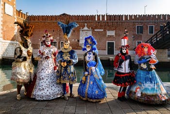 I figuranti del carnevale di Venezia davanti all'Arsenale di Venezia