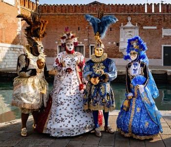 I figuranti del carnevale di Venezia davanti all'Arsenale di Venezia