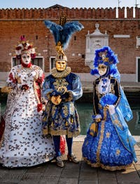 I figuranti del carnevale di Venezia davanti all'Arsenale di Venezia