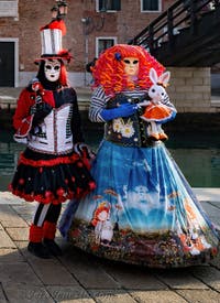 I figuranti del carnevale di Venezia davanti all'Arsenale di Venezia