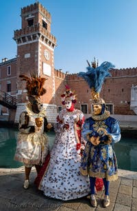 I figuranti del carnevale di Venezia davanti all'Arsenale di Venezia