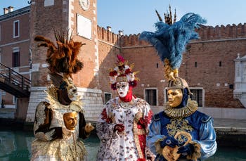 I figuranti del carnevale di Venezia davanti all'Arsenale di Venezia