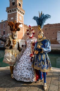 I figuranti del carnevale di Venezia davanti all'Arsenale di Venezia