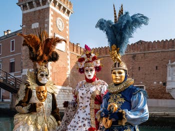 I figuranti del carnevale di Venezia davanti all'Arsenale di Venezia