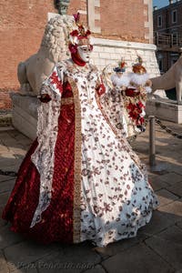 I figuranti del carnevale di Venezia davanti all'Arsenale di Venezia