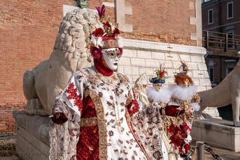 I figuranti del carnevale di Venezia davanti all'Arsenale di Venezia