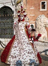 I figuranti del carnevale di Venezia davanti all'Arsenale di Venezia