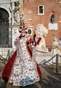 I figuranti del carnevale di Venezia davanti all'Arsenale di Venezia