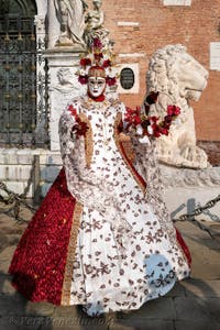 I figuranti del carnevale di Venezia davanti all'Arsenale di Venezia