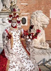 I figuranti del carnevale di Venezia davanti all'Arsenale di Venezia