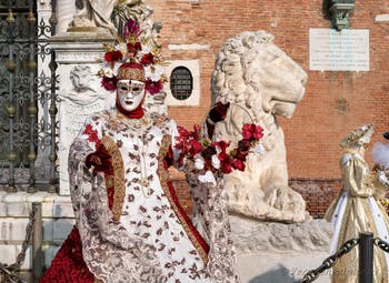 I figuranti del carnevale di Venezia davanti all'Arsenale di Venezia