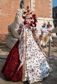 I figuranti del carnevale di Venezia davanti all'Arsenale di Venezia