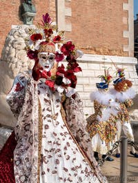 I figuranti del carnevale di Venezia davanti all'Arsenale di Venezia