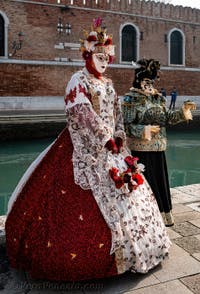 I figuranti del carnevale di Venezia davanti all'Arsenale di Venezia