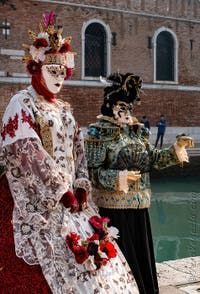 I figuranti del carnevale di Venezia davanti all'Arsenale di Venezia