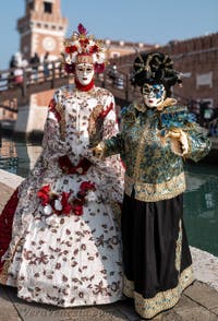 I figuranti del carnevale di Venezia davanti all'Arsenale di Venezia