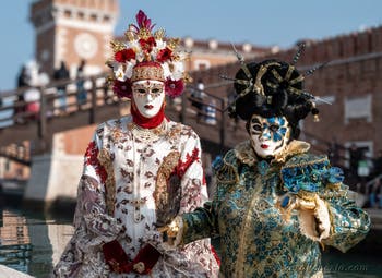 I figuranti del carnevale di Venezia davanti all'Arsenale di Venezia