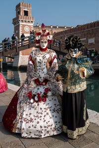 I figuranti del carnevale di Venezia davanti all'Arsenale di Venezia