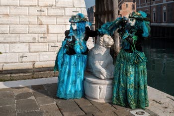 I figuranti del carnevale di Venezia davanti all'Arsenale di Venezia