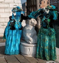 I figuranti del carnevale di Venezia davanti all'Arsenale di Venezia