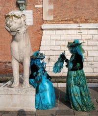 I figuranti del carnevale di Venezia davanti all'Arsenale di Venezia