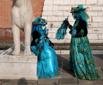 I figuranti del carnevale di Venezia davanti all'Arsenale di Venezia