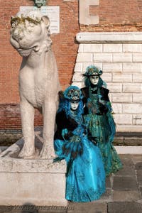 I figuranti del carnevale di Venezia davanti all'Arsenale di Venezia