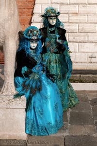 I figuranti del carnevale di Venezia davanti all'Arsenale di Venezia