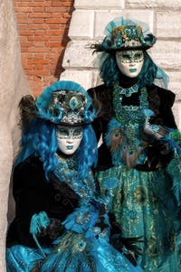 I figuranti del carnevale di Venezia davanti all'Arsenale di Venezia