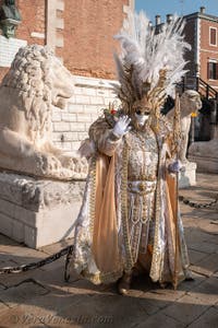 I figuranti del carnevale di Venezia davanti all'Arsenale di Venezia