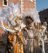 I figuranti del carnevale di Venezia davanti all'Arsenale di Venezia