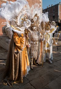 I figuranti del carnevale di Venezia davanti all'Arsenale di Venezia