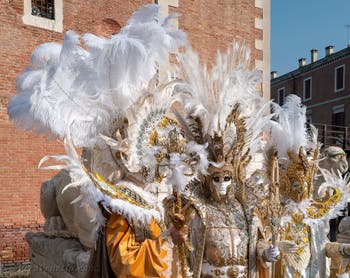 I figuranti del carnevale di Venezia davanti all'Arsenale di Venezia