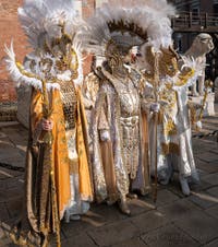 I figuranti del carnevale di Venezia davanti all'Arsenale di Venezia