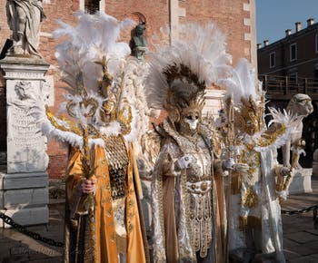 I figuranti del carnevale di Venezia davanti all'Arsenale di Venezia