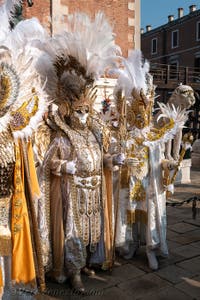 I figuranti del carnevale di Venezia davanti all'Arsenale di Venezia