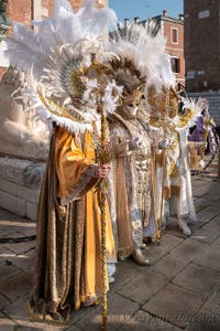 I figuranti del carnevale di Venezia davanti all'Arsenale di Venezia