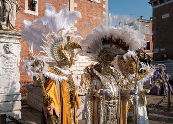 I figuranti del carnevale di Venezia davanti all'Arsenale di Venezia