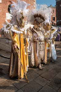 I figuranti del carnevale di Venezia davanti all'Arsenale di Venezia