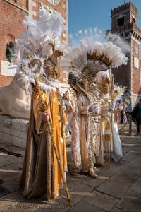 I figuranti del carnevale di Venezia davanti all'Arsenale di Venezia