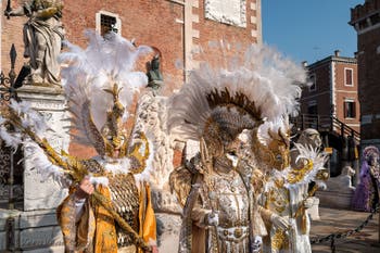 I figuranti del carnevale di Venezia davanti all'Arsenale di Venezia