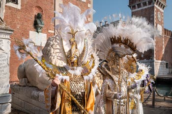 I figuranti del carnevale di Venezia davanti all'Arsenale di Venezia