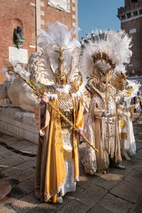 I figuranti del carnevale di Venezia davanti all'Arsenale di Venezia