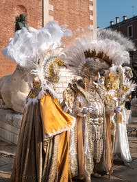 I figuranti del carnevale di Venezia davanti all'Arsenale di Venezia