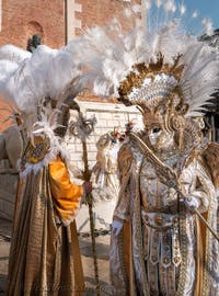 I figuranti del carnevale di Venezia davanti all'Arsenale di Venezia