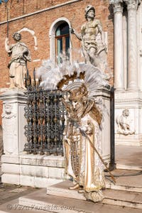 I figuranti del carnevale di Venezia davanti all'Arsenale di Venezia