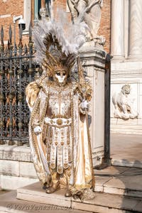 I figuranti del carnevale di Venezia davanti all'Arsenale di Venezia