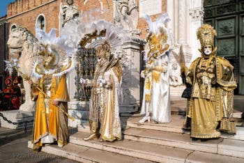 I figuranti del carnevale di Venezia davanti all'Arsenale di Venezia