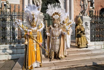 I figuranti del carnevale di Venezia davanti all'Arsenale di Venezia