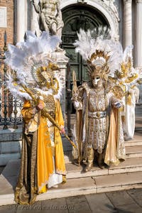 I figuranti del carnevale di Venezia davanti all'Arsenale di Venezia